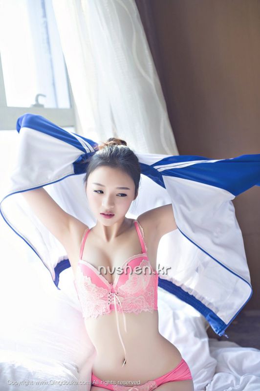 清纯校服美女Una尤娜粉色内衣诱惑图集