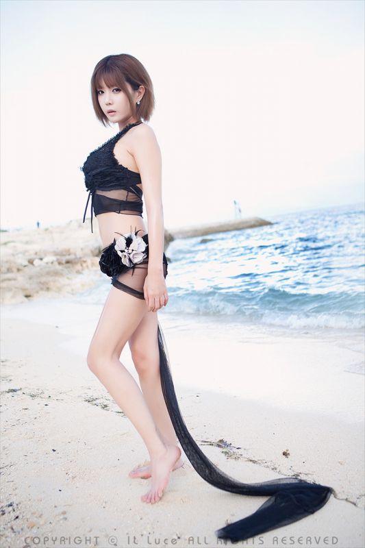 韩国模特许允美海边迷人写真