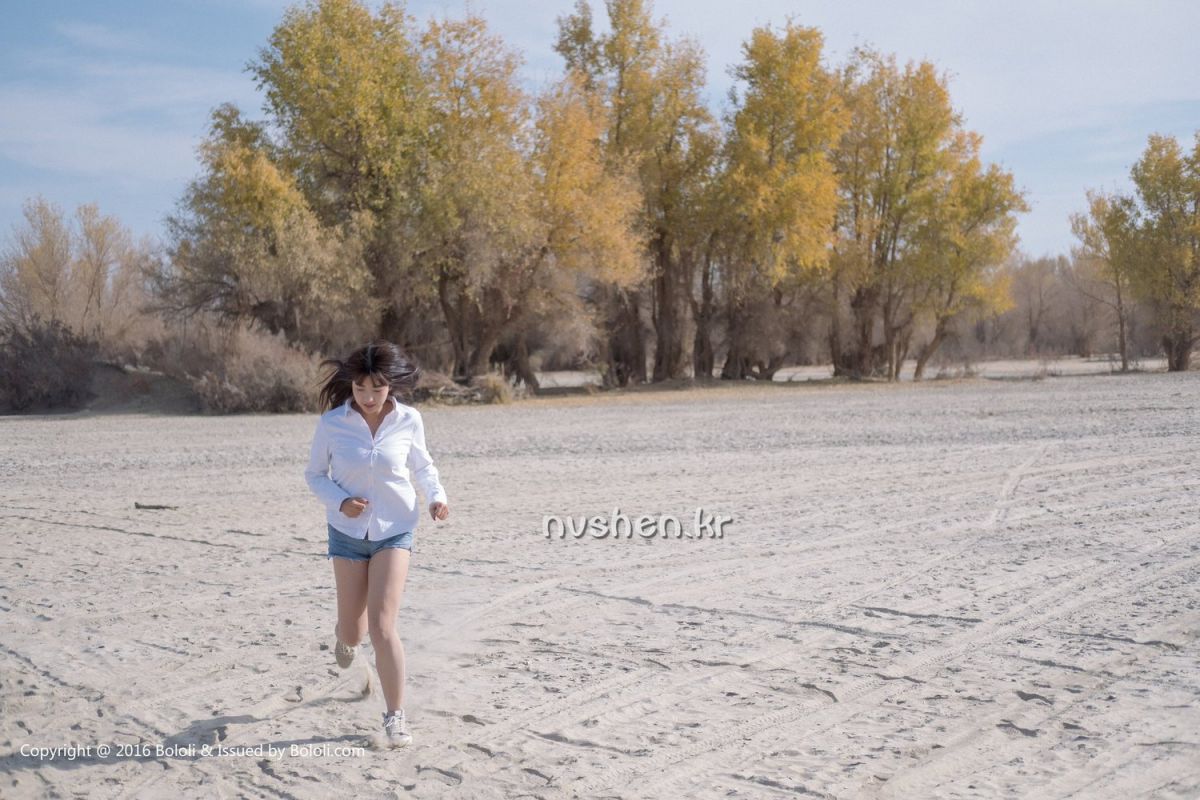 清纯系美女周闻在野外的摄影图片