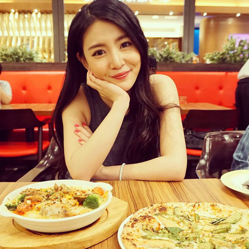 香港美女演员尹诗沛Nicole养眼美照图片