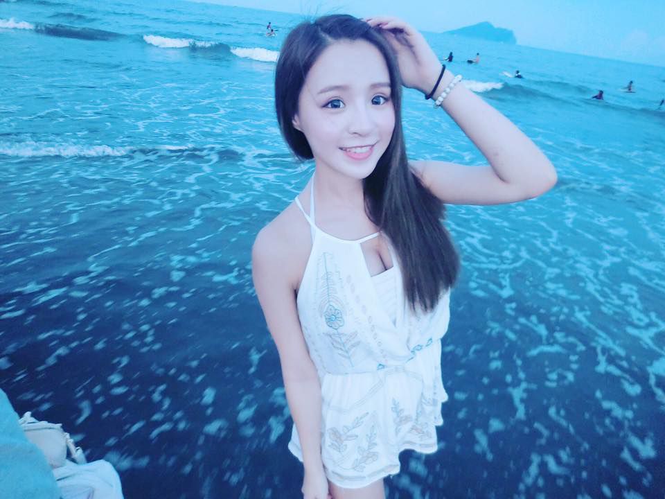 小清新美女元元妹海边比基尼写真