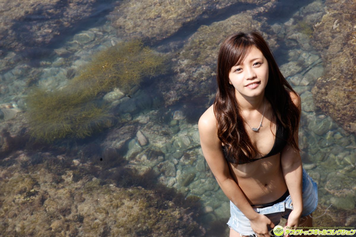 日本萝莉橘丽美户外诱人美照