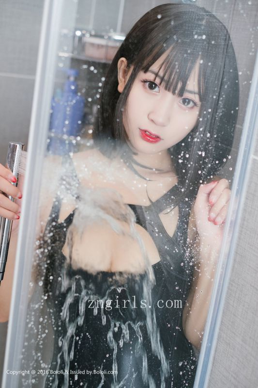 大胸小萝莉猫九浴室性感酥胸诱惑图片