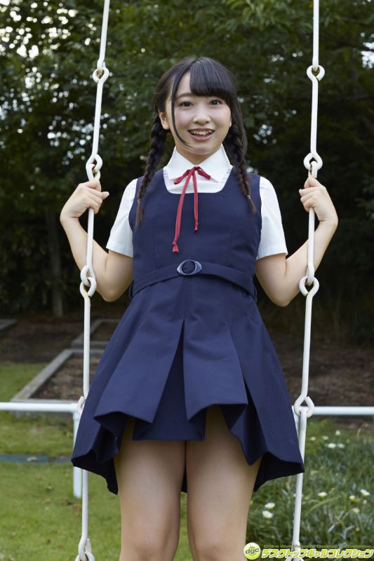日本少女偶像一色杏子学生制服摄影图片