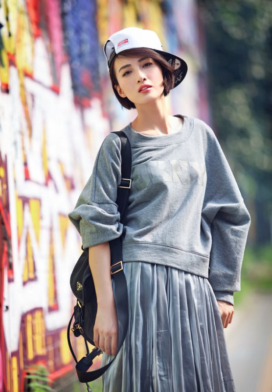 内地女星冯文娟化身酷女孩街拍照