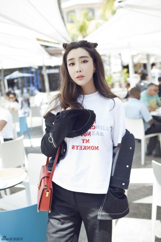 美女明星杜若溪双丸子头时尚街拍
