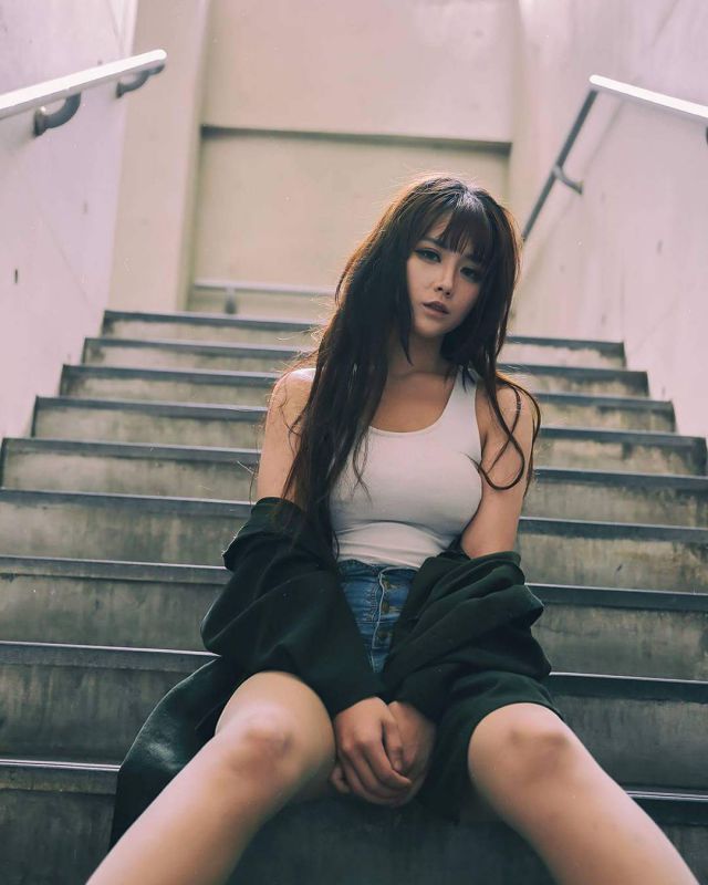 90后美女模特陈\充满忧伤感的私拍照
