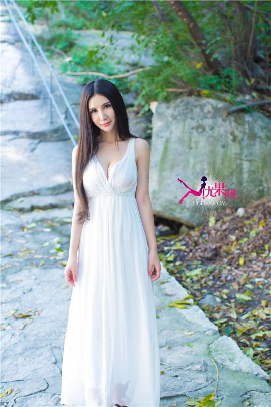 尤果网90后mm顾欣怡户外性感写真照