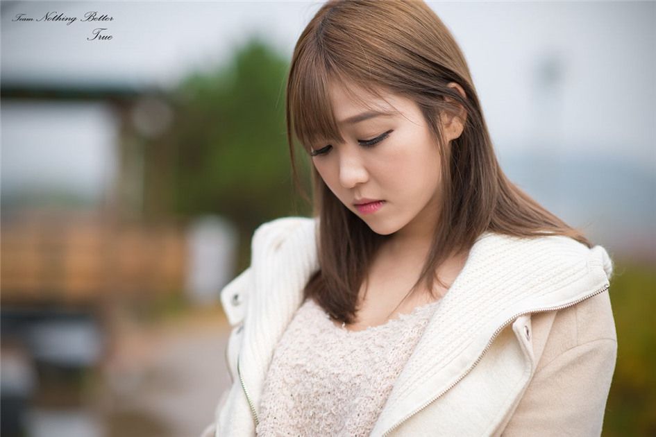 韩国模特李恩慧户外甜美写真照