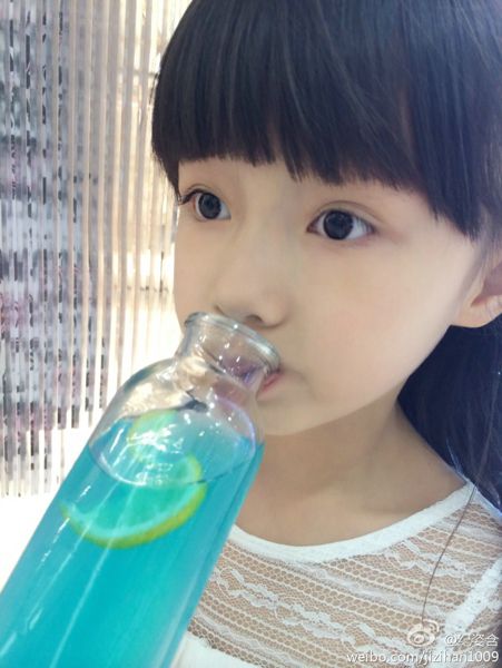 超萌00后小女孩纪姿含户外迷人写真