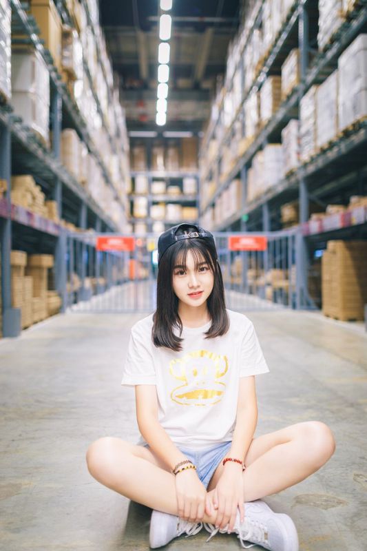 气质清纯美女仓库里俏皮可爱