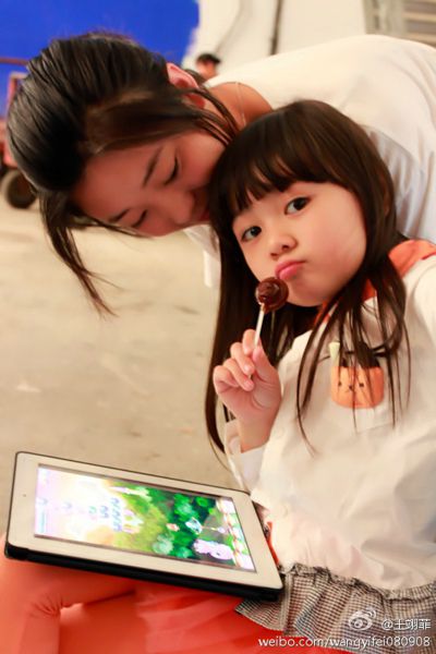 00后小美女王翊菲高清生活照