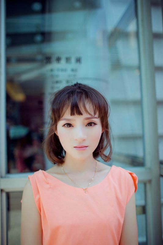 清纯短发女生夏日街拍照