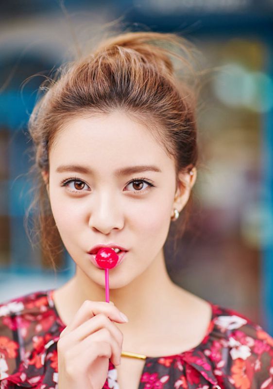 90后美女明星宋妍霏丸子头可爱写真