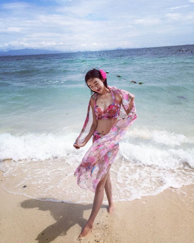 中国比基尼美女安芷曼海边诱人美照