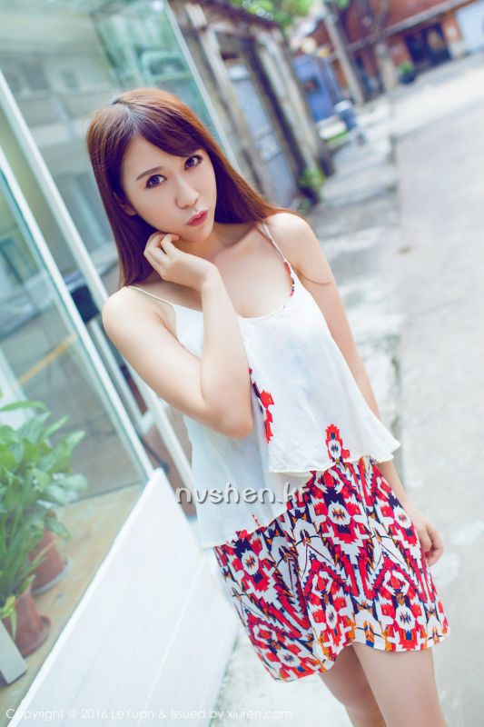 长发飘飘美女艾惟高清养眼美图