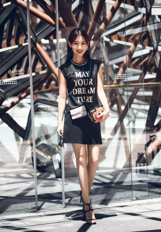 气质美女秦岚初秋时尚街拍大片