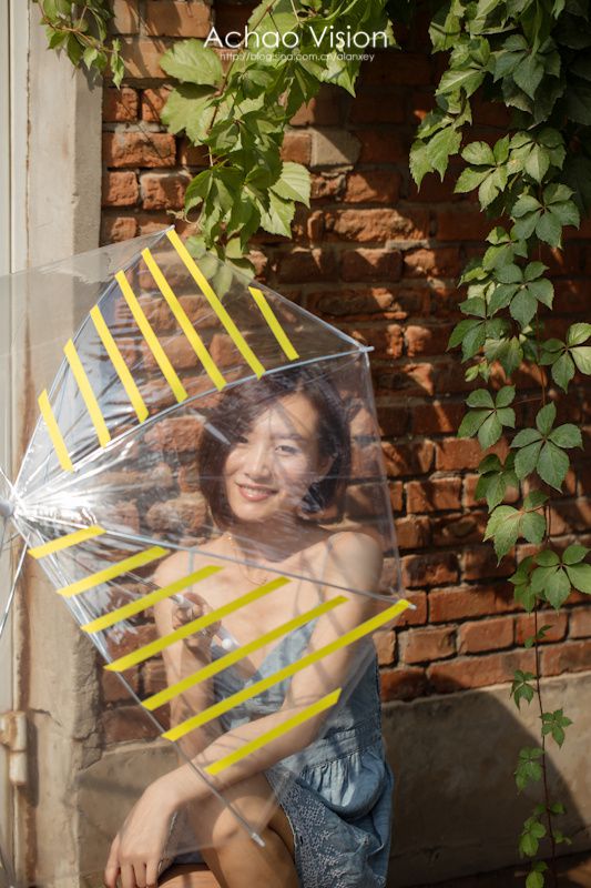 短发女生街头吊带短裙美拍