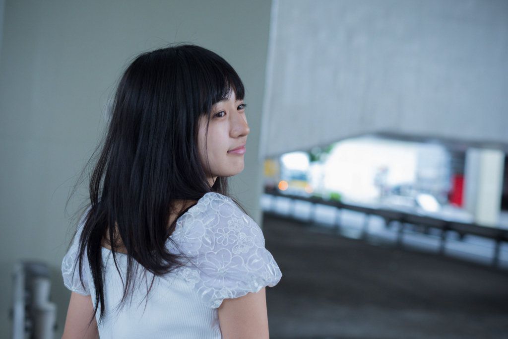 日本清纯美女铃木茜音户外写真图片