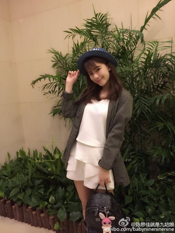 90后女模特陈思佳Emily展览会私拍图片