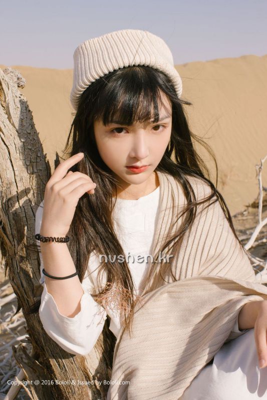 空气刘海妹子之应沙漠摄影写真图片