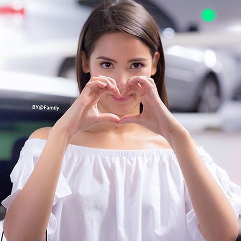 泰国美女模特Urassaya Sperbund私拍图片大全