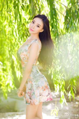 长发清纯美女陈洛唯微博养眼美照图片