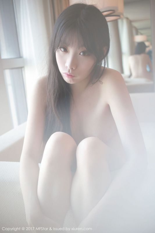 朦胧感美女草莓兔兔性感全裸出镜