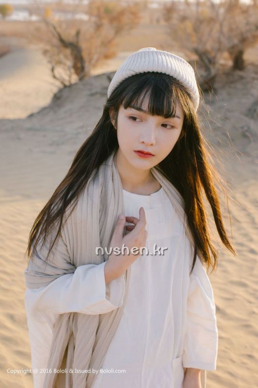 空气刘海妹子之应沙漠摄影写真图片
