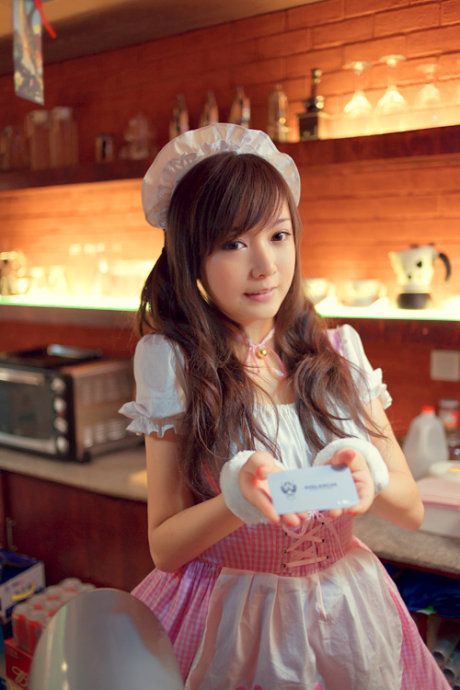 00后美女室内清纯迷人写照