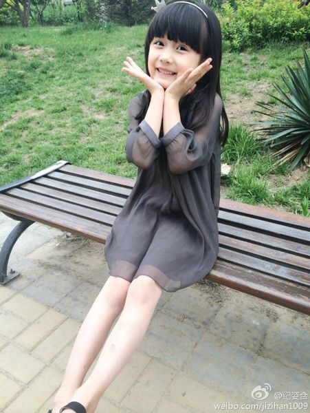 00后萝莉纪姿含卖萌生活照