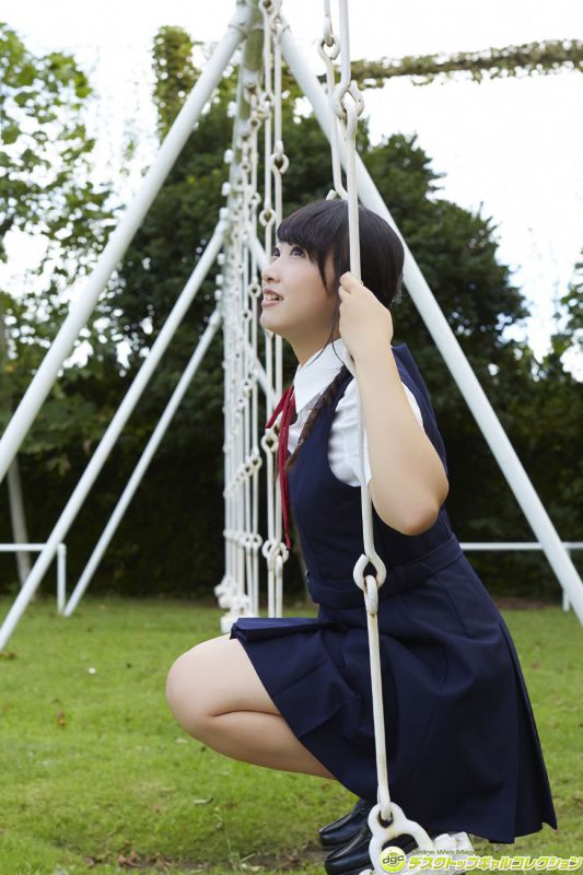 日本少女偶像一色杏子学生制服摄影图片