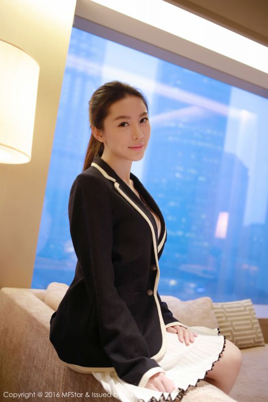 优雅气质美女慕羽茜流露成熟女人韵味