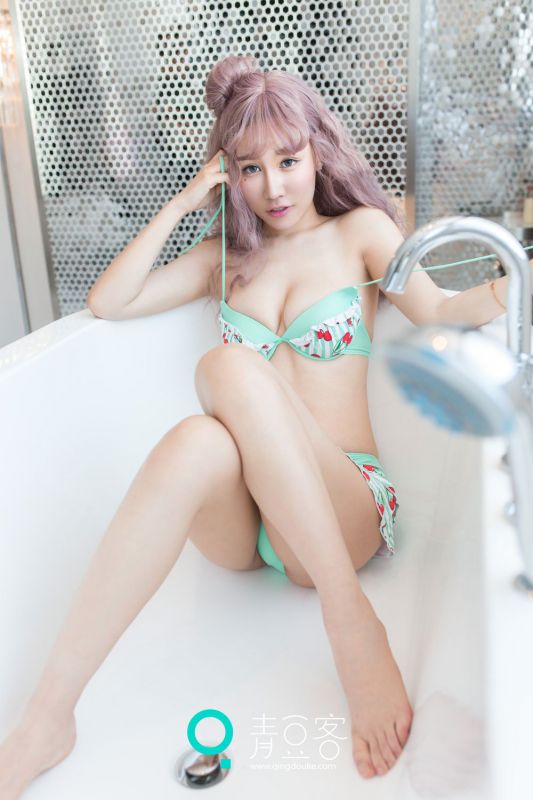 卷发性感美女美昕Yumi花色比基尼写真