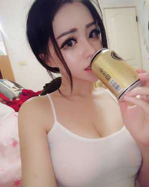 90后美女模特陈\充满忧伤感的私拍照