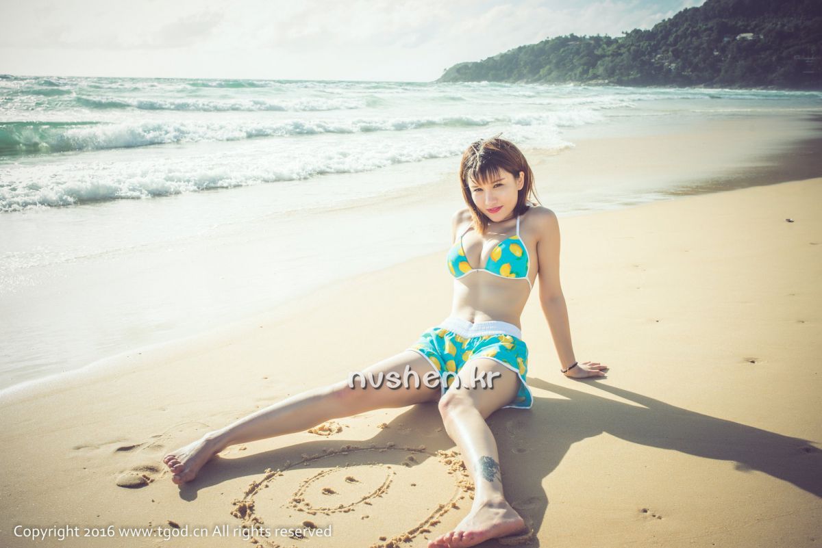 比基尼美女傲娇萌萌旅拍写真图片