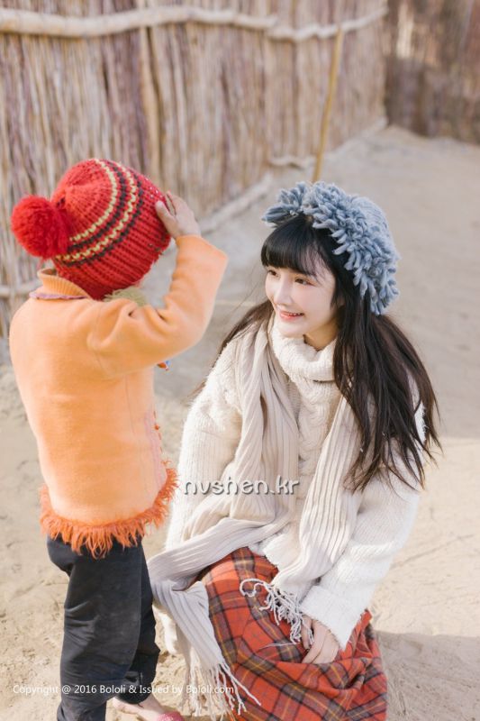 唯美清纯美女之应沙漠旅拍写真图片