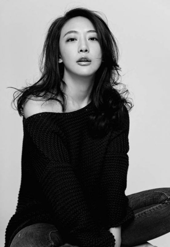 长发美女姜尘优雅女性范黑白写真