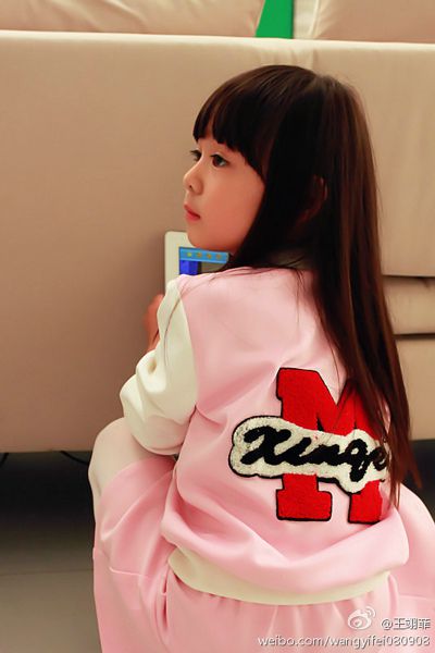 00后小美女王翊菲高清生活照