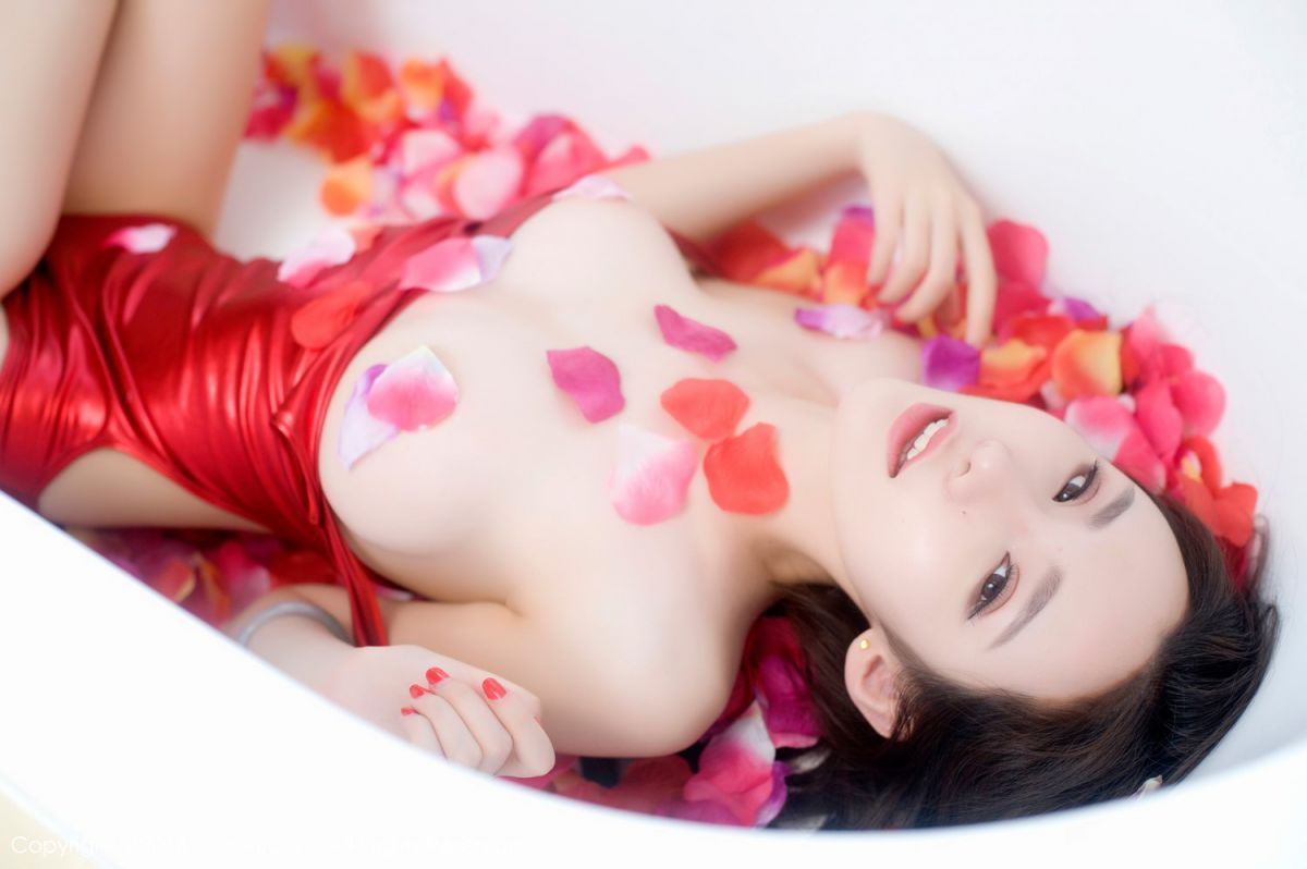 紧身连体泳衣美女萌琪琪性感诱惑图集