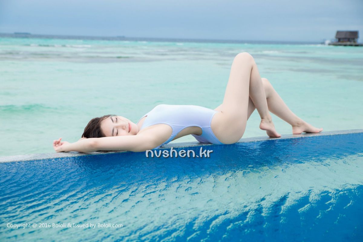 白皙美臀美女许诺海边性感写真