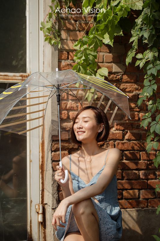 短发女生街头吊带短裙美拍