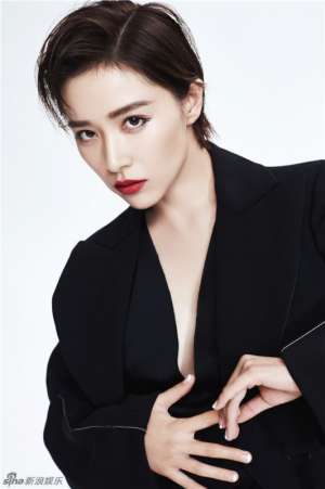 美女明星阚清子西装深V红唇诱惑写真
