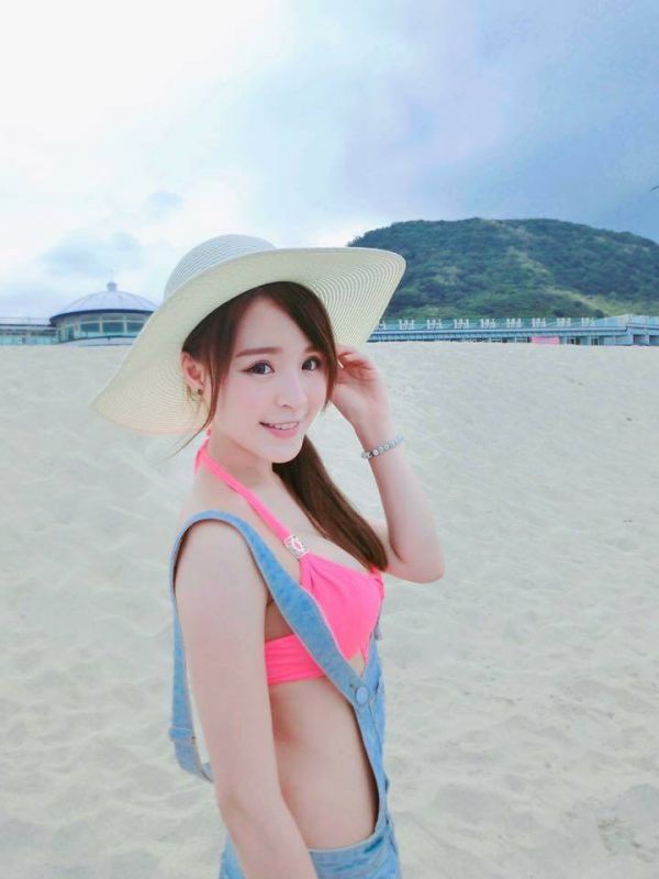 小清新美女元元妹海边比基尼写真