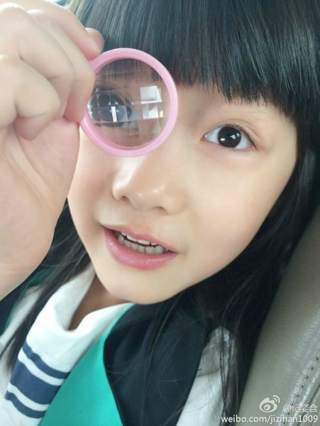 超萌00后小女孩纪姿含户外迷人写真