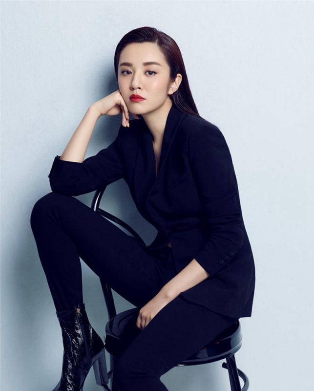 惊艳美女王晓晨西装亮相拍摄写真展女王范
