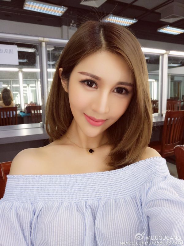 展台showgirl刘光喵喵微博自拍图片