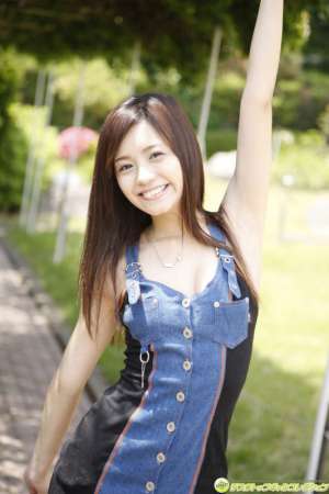 日本萝莉橘丽美户外诱人美照
