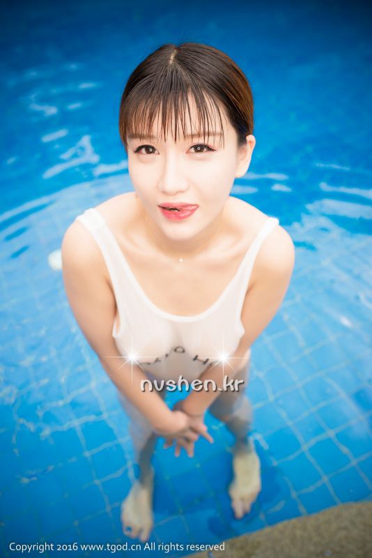 比基尼美女傲娇萌萌旅拍写真图片