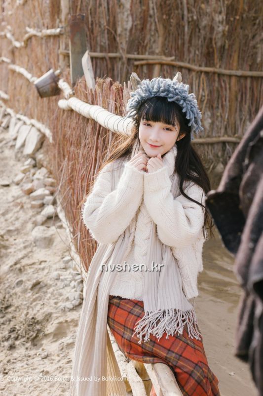 唯美清纯美女之应沙漠旅拍写真图片